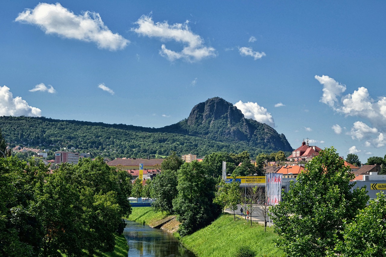 Tapetai, Fonas, Miestas, Upė, Bílina, Boren, Horizontas, Kalnas, Vasara, Nemokamos Nuotraukos