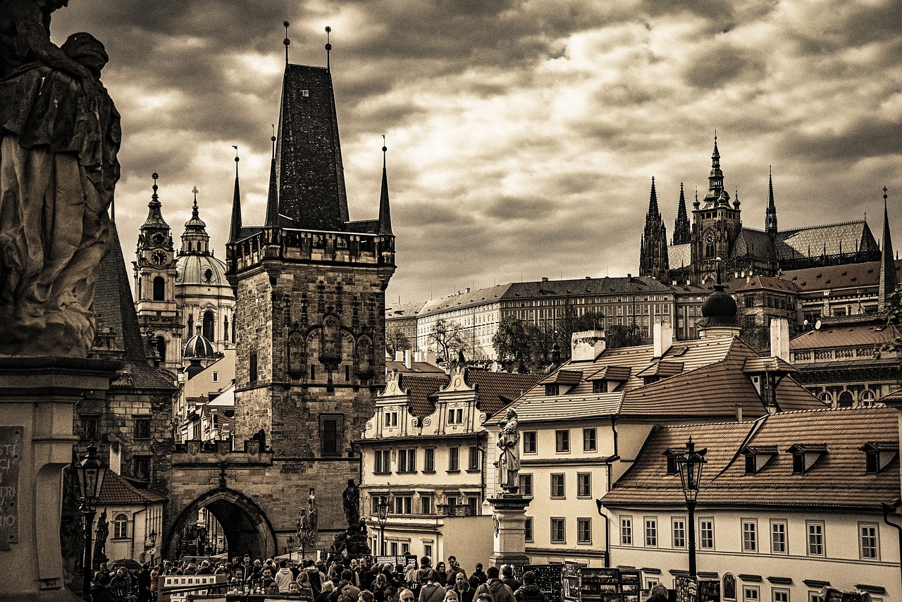 Miestas, Namai, Stogai, Pastatas, Senamiestis, Dom, Prague, Sepija, Bažnyčia, Architektūra