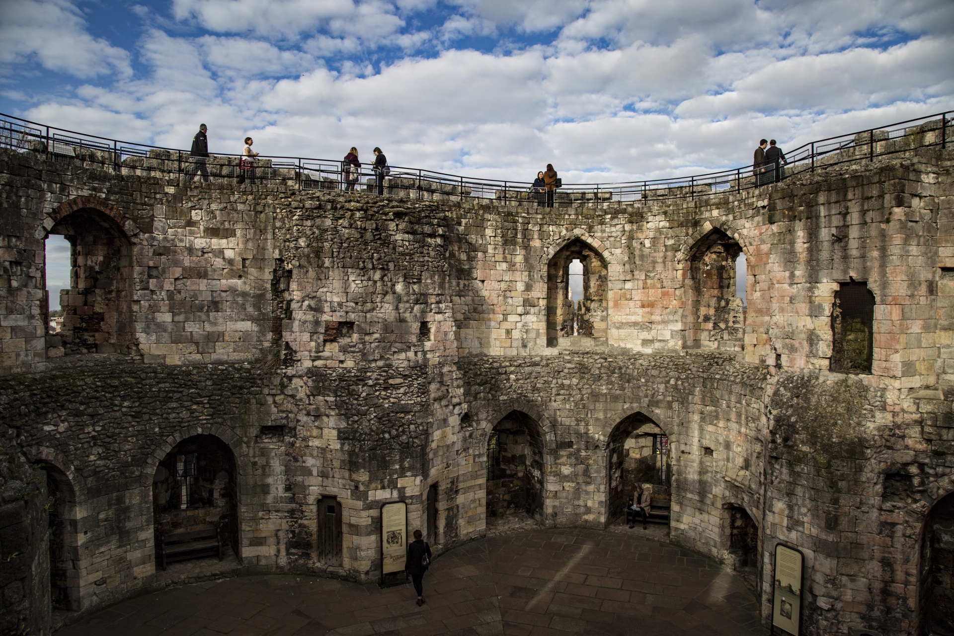 York castle. Башня Клиффорда Йорк. Крепость Клиффордс Йорк Англия. Йоркский замок Йоркшир. Крепость Клиффордс Йорк Англия план.