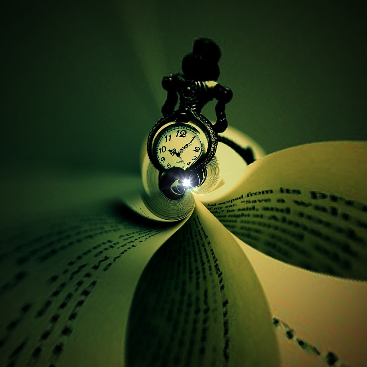Laikrodis, Knyga, Laikas, Šviesa, Senas, Popierius, Gyvenimas, Atsiminimai, Kišeninis Laikrodis, Amžius