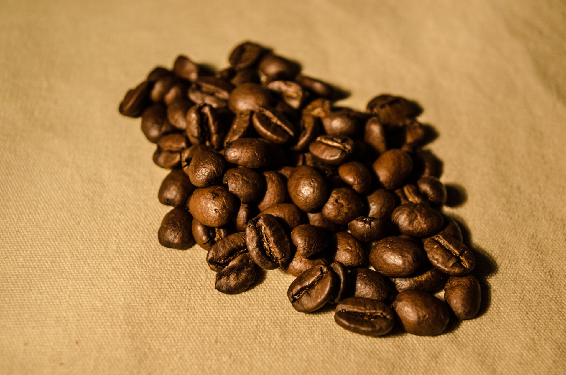 Кофеин фото. Кофе в зернах. Африканский кофе. Кофе без кофеина в зернах. Бразильский кофе в зернах.