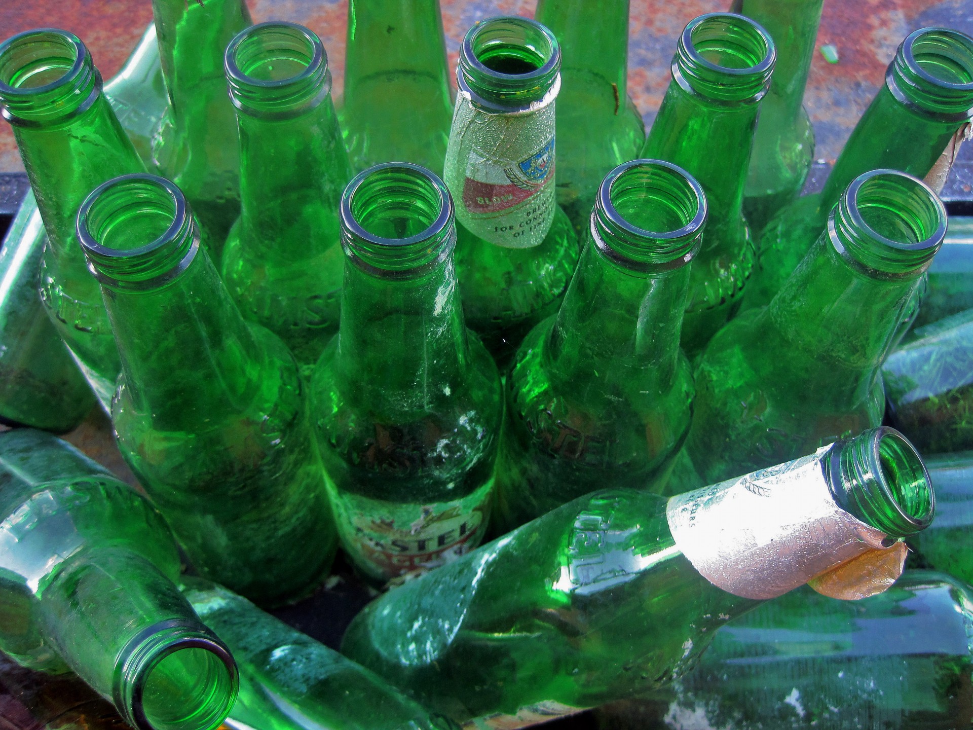 Пустые бутылки во сне. Пустая бутылка. В бутылке зеленый. Пустые пивные бутылки. Бутылочный зеленый.