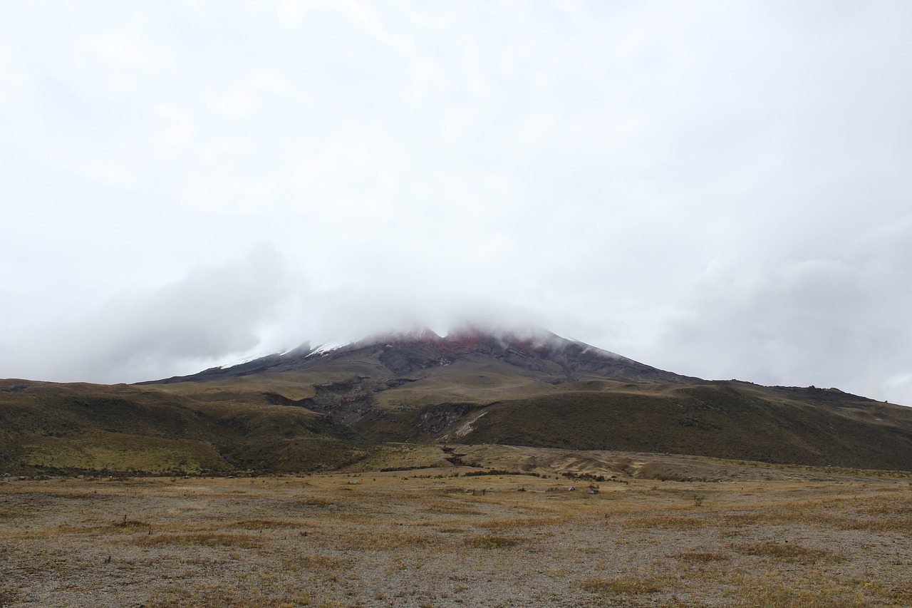 Cotopaxi, Ecuador, Vulkanas, Nevado, Kalnų Peizažas, Debesys, Dangus, Kraštovaizdis, Gamta, Kaimo Kelias