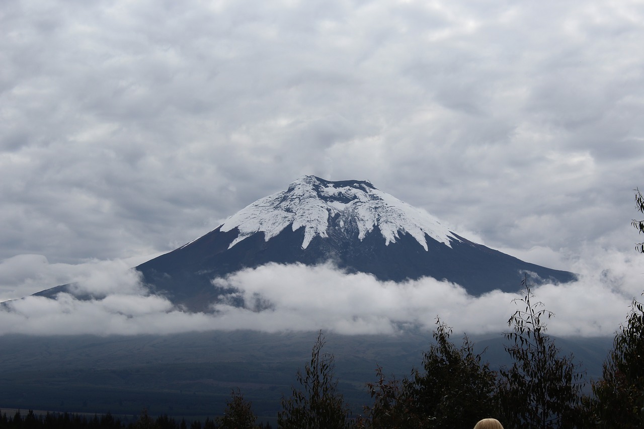 Cotopaxi, Ecuador, Vulkanas, Nevado, Kalnų Peizažas, Debesys, Dangus, Kraštovaizdis, Gamta, Alpinizmas