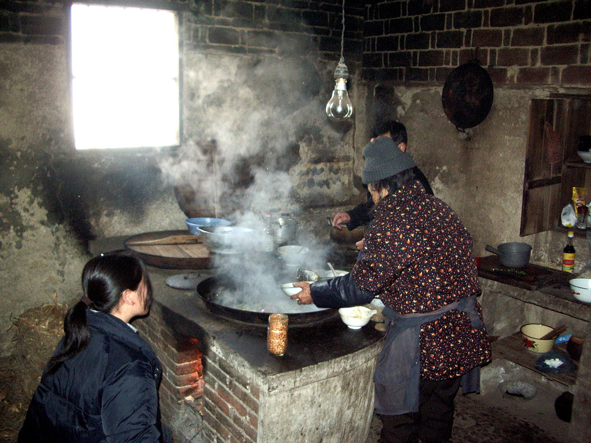 Китайская печка. Китайская печь. Китайская печка для готовки. Китайская печка Кан. Дом с китайской печью.