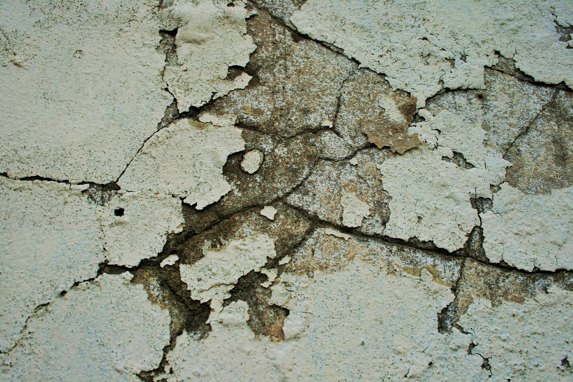Следы трещины. Трещины в бетоне. Бетонная стена с трещинами. Старая штукатурка текстура. Бетонная стена с трещеннаями.