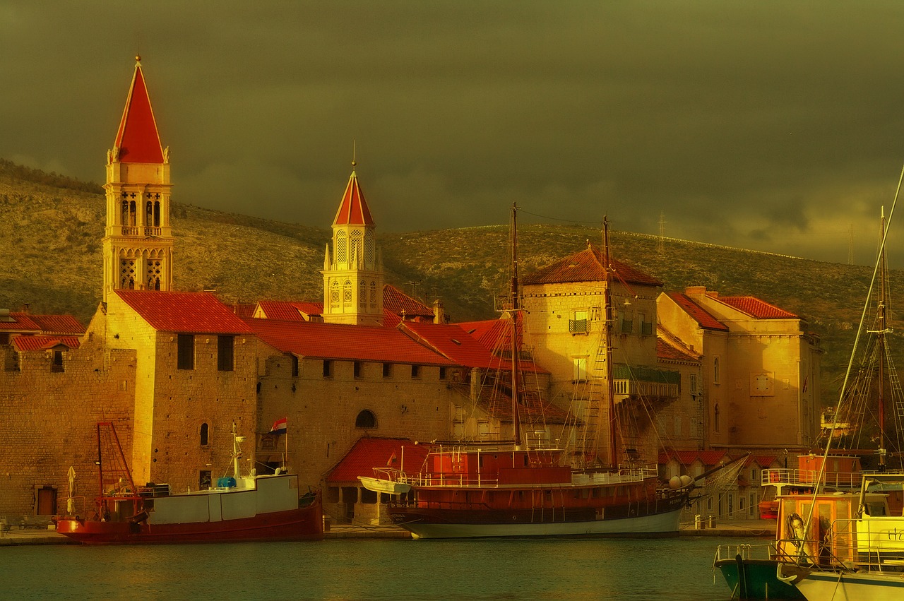 Kroatija, Dalmatija, Trogiras, Senamiestis, Uostas, Laivai, Valtys, Žvejybos Laivas, Stiebai, Tvirtovė