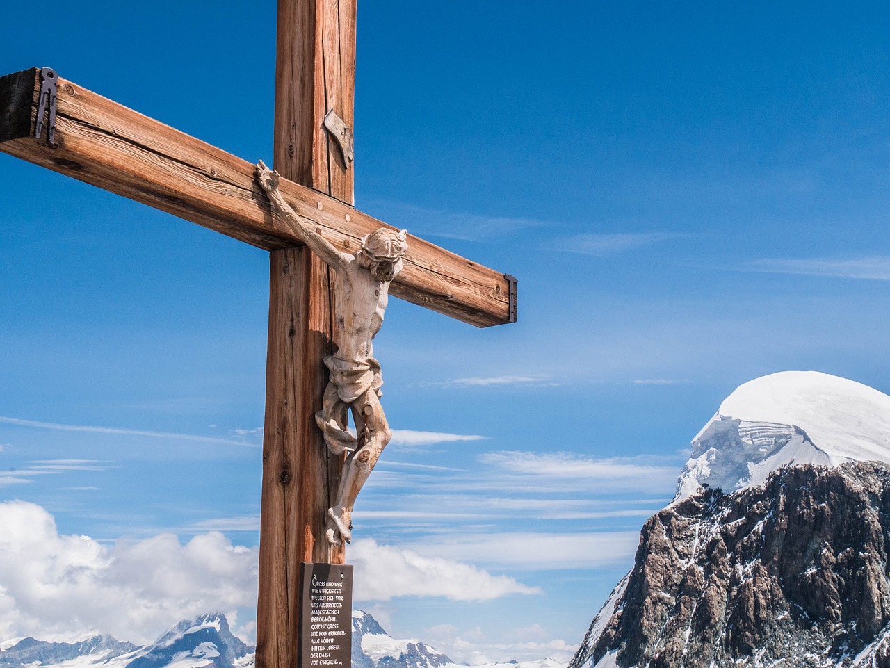 Cross mountain. Крест на горе. Крест в горах. Красивый крест в горах. Красивый крест на горе.