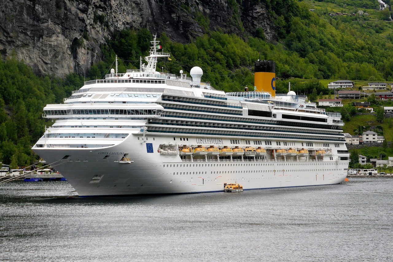 Kruizinis Laivas, Laivas, Plaukiojimas, Fjordas, Kruizas, Kruizų Atostogos, Norvegija, Geiranger, Konkursas, Transportas