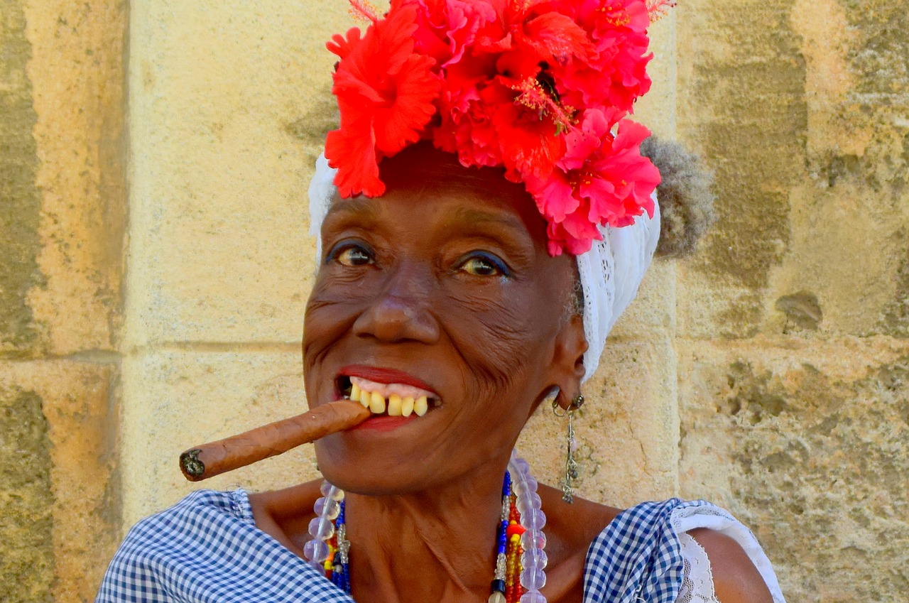 Kuba, Cigaras, Kubos Moteris, Kubos Cigaras, Veidas, Močiutė, Gėlės, Kelionė, Karibai, Nemokamos Nuotraukos