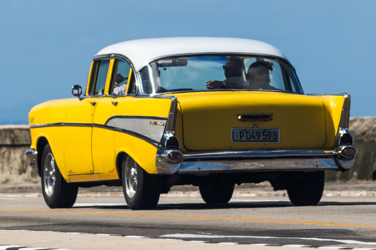 Kuba,  Havana,  Malecon,  Almendronas,  Klasikinis,  Chevy,  Geltona Balta,  Automobilis,  Transporto Priemonė,  Vairuoti