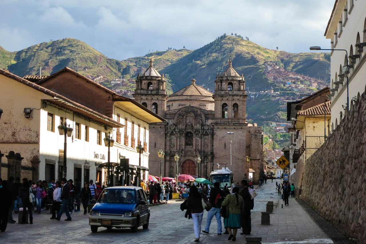 Cusco, Peru, Gatves, Žmonės, Pėstiesiems, Šaligatvis, Paminklas, Pastatai, Architektūra, Miestas