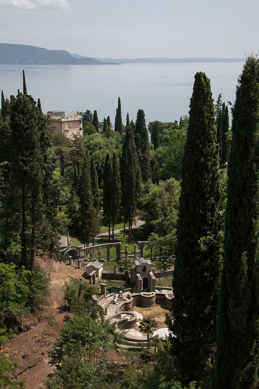 Kiparisas, Projektinė Parazivalinė Fontano Konstrukcija, Viduržemio Jūros Kiparisas, Cupressus Sempervirens, Koloninis Kiparisas, Realus Kiparisas, Italijos Kiparisas, Gedulas-Kiparisas, Ežeras, Medis