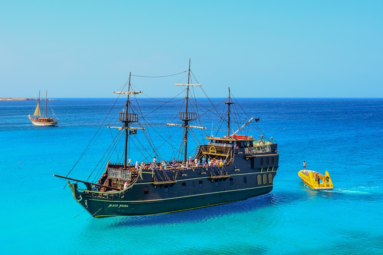 Kipras, Cavo Greko, Kruizinis Laivas, Valtys, Turizmas, Atostogos, Vasara, Piratų Laivas, Mėlynas, Lagūnas