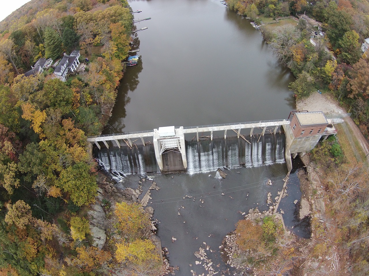 Люди перегородили реку большой плотиной вода. Река Касансай плотина. Гури ГЭС. Плотина Гранд-Ривер. Сербия гидроэлектростанция.