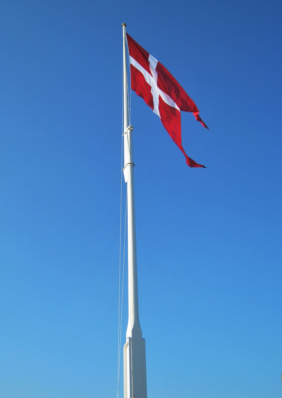 Danijos Vėliava, Flagpole, Geflaggt, Denmark, Danish, Vėliava, Tautinė Vėliava, Mėlynas Dangus, Mojuoja Vėliava, Tipiškas Danijos Vėliava
