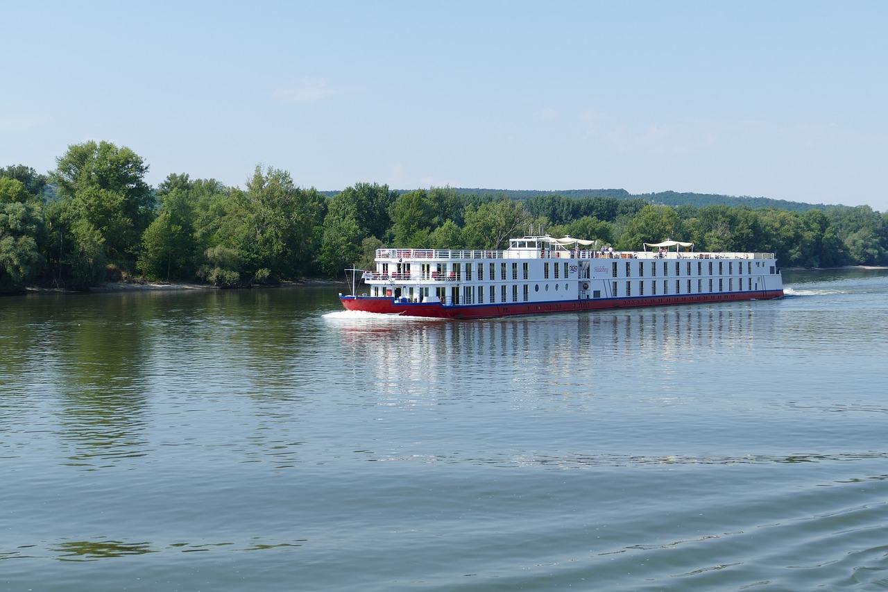 Danube, Upė, Vengrija, Upės Kruizas, Bankas, Miškas, Danube Regionas, Kraštovaizdis, Laivas, Kruizinis Laivas