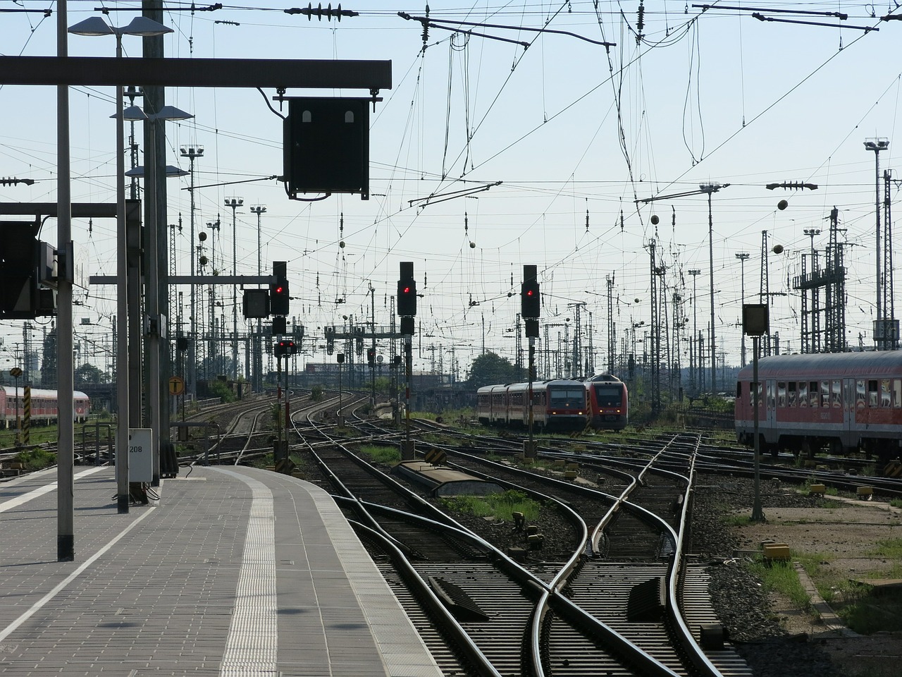 Deutsche Bahn, Gleise, Traukinių Stotis, Signalai, Sumušti, Kelionė, Išvykimas, Traukinys, Eismas, Toli
