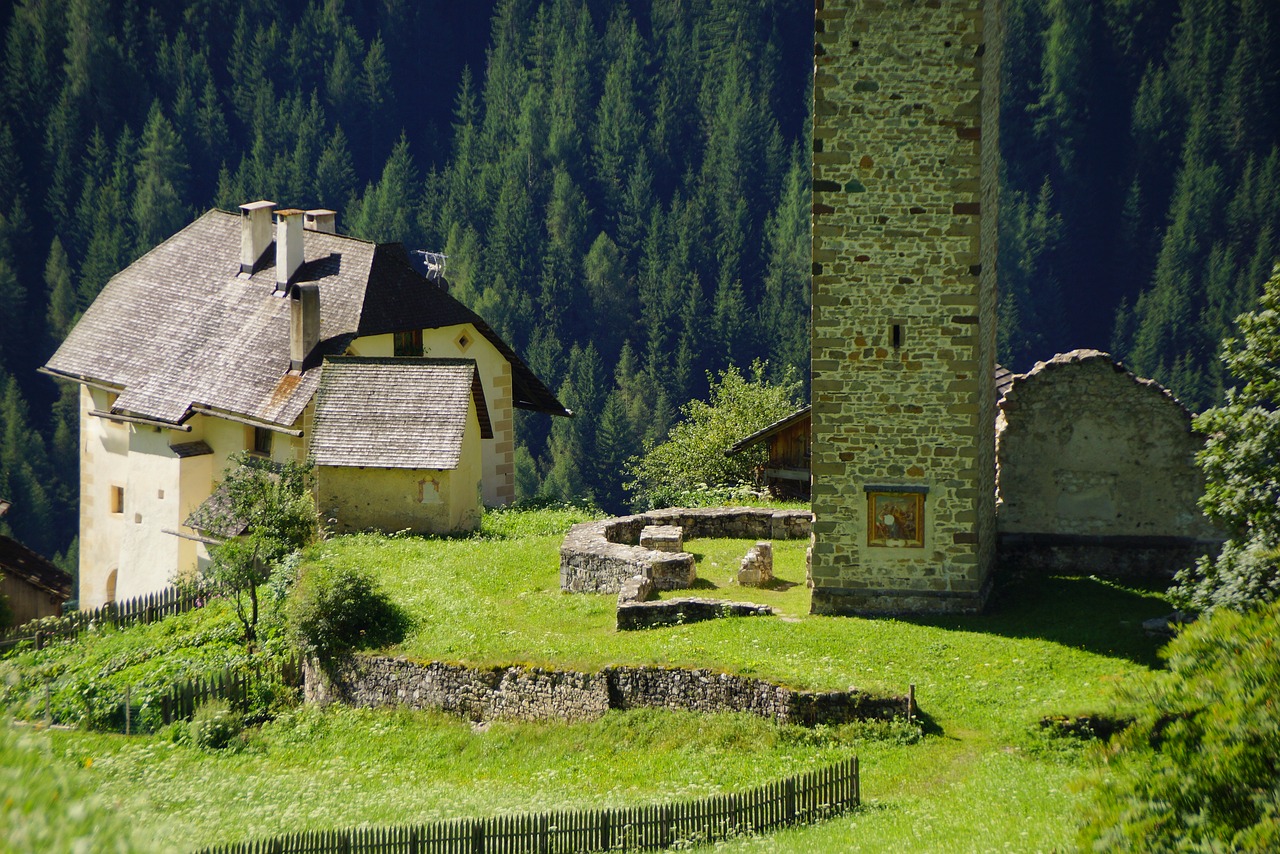 Dolomitai, La Val, South Tyrol, Alta Badia, Siena Kaimo La Val, Dolomiti Unesco Pasaulio Gamtos Paveldas, Sienos Ūkio Ciablun, Nemokamos Nuotraukos,  Nemokama Licenzija