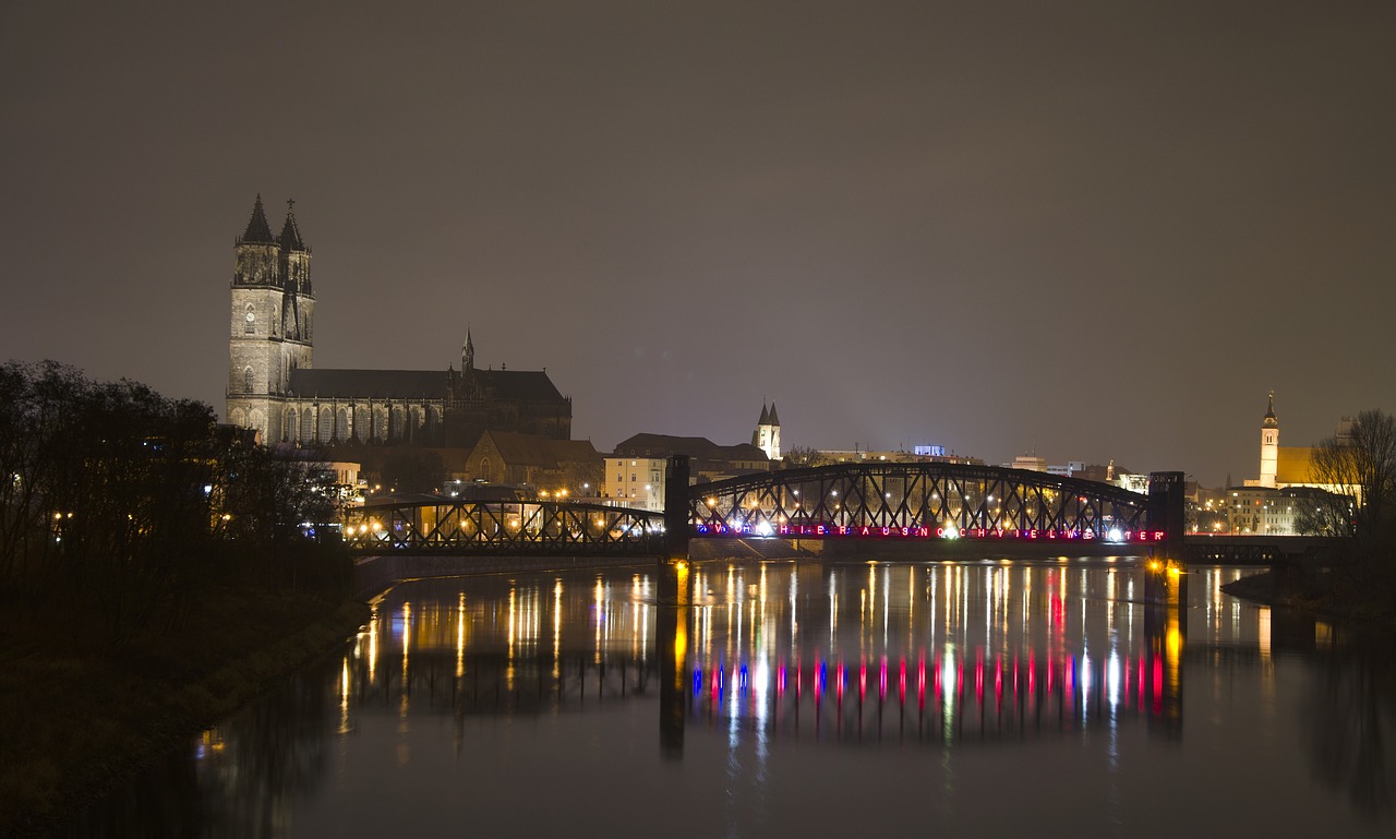 Dom, Magdeburgas, Hubbrücke, Elbe, Naktinė Nuotrauka, Apšviestas, Meno Kūriniai, Paminklas, Veidrodis, Istoriškai