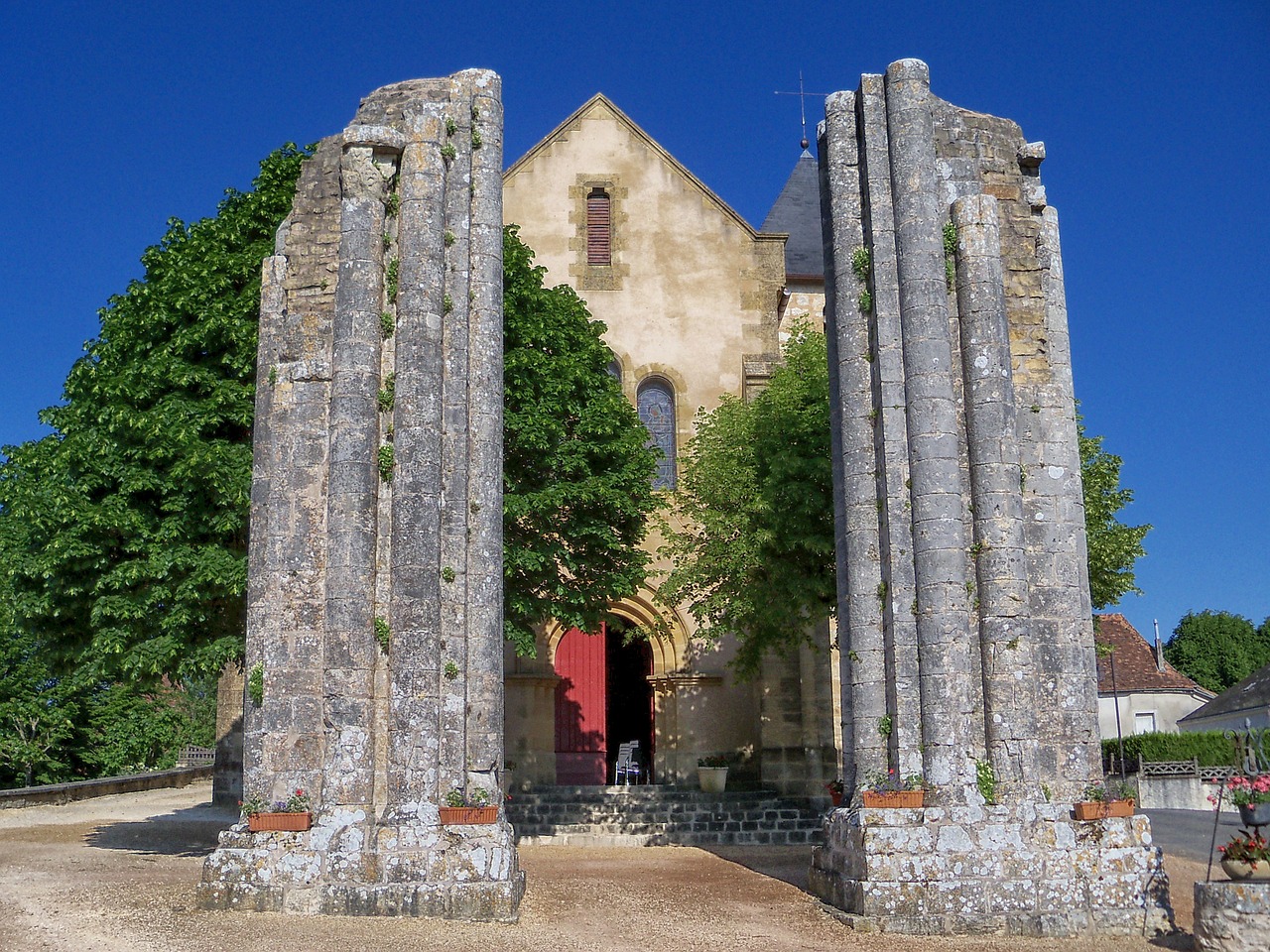 Dordogne, France, Bažnyčia, Pastatas, Architektūra, Lauke, Medžiai, Stulpeliai, Paminklas, Gėlės