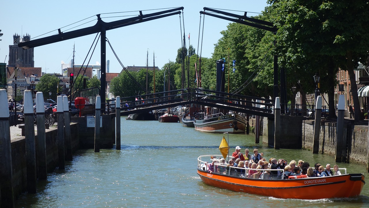 Dordrecht,  Kruizas,  Valtis,  Kanalas,  Vanduo,  Nyderlandai,  Holland,  Tiltas,  Traukimo Briauna,  Trys Spalvos