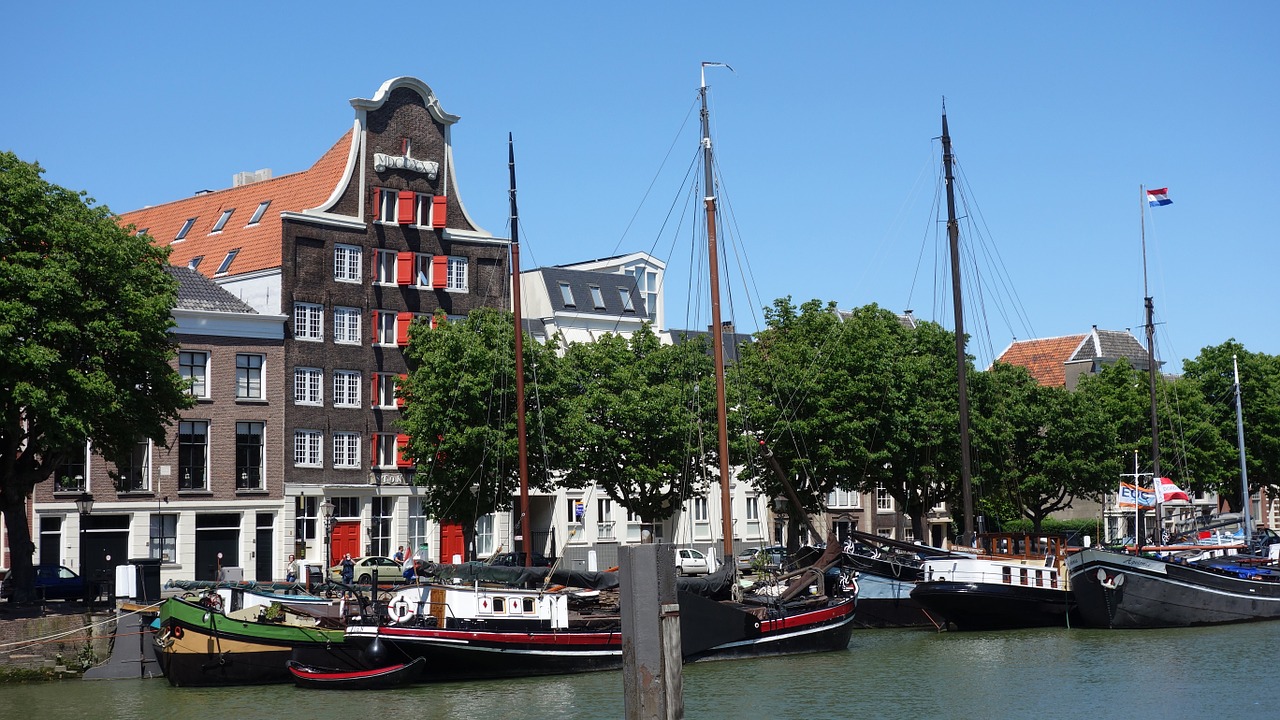 Dordrecht,  Sandėlis,  Miestas,  Miesto Panorama,  Nyderlandai,  Holland,  Uostas,  Istorinis Centras,  Laivas,  Kanalas