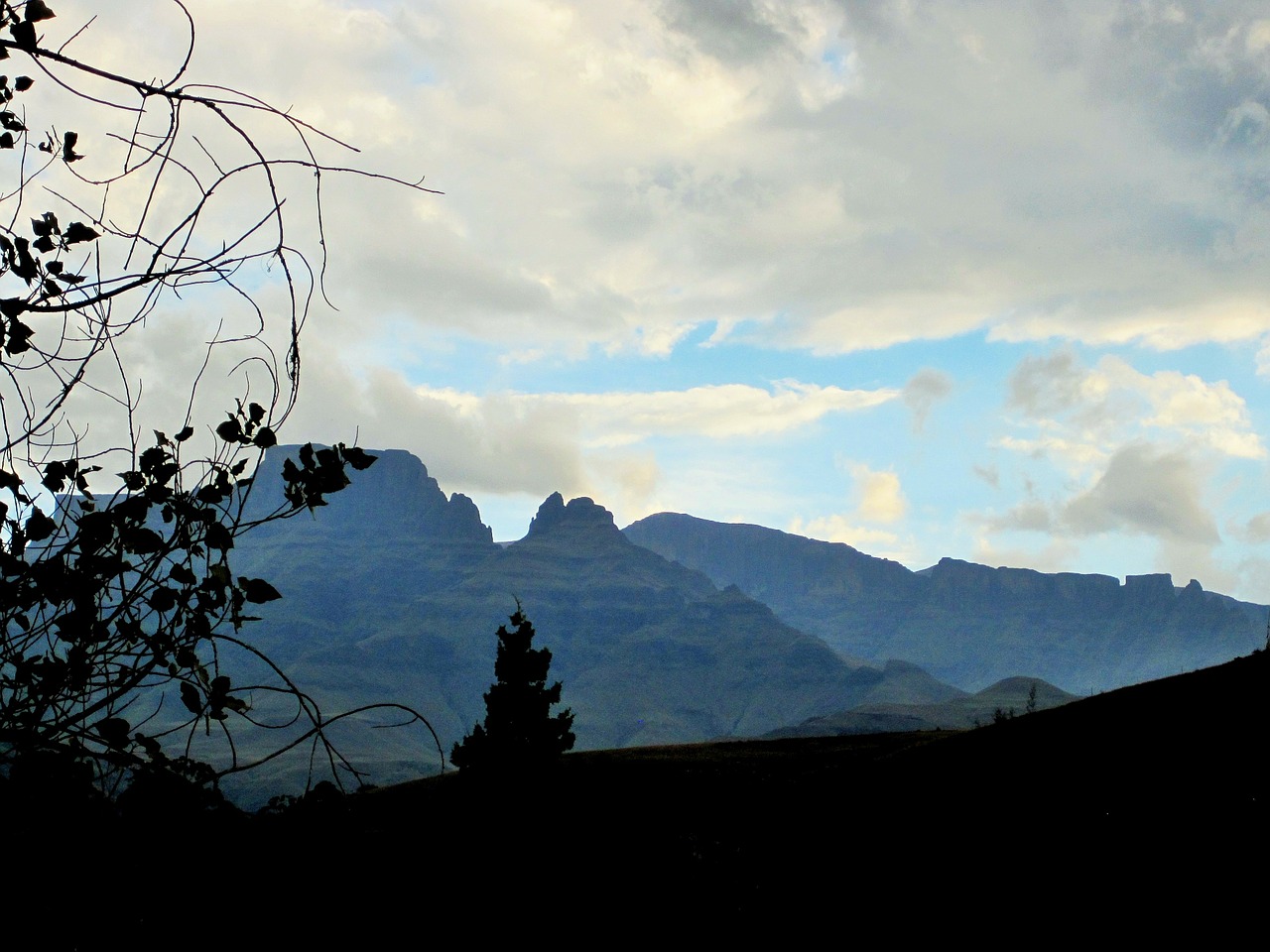 Drakenso Kalnai, Kalnai, Toli, Mėlynas, Medžiai, Šepetys, Nuolydis, Nemokamos Nuotraukos,  Nemokama Licenzija