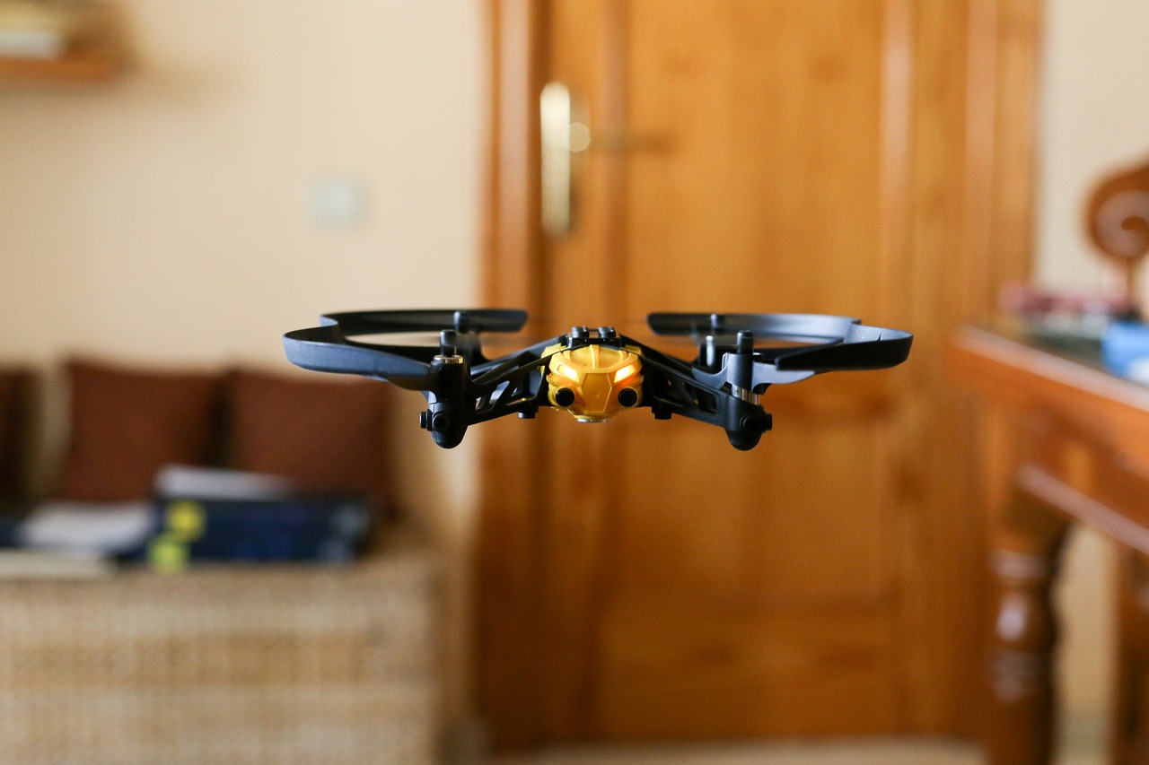 Drones, Mažas, Quadcopter, Žaislas, Nuotolinis, Ranka, Kilimas, Juoda, Technologija, Valdomas