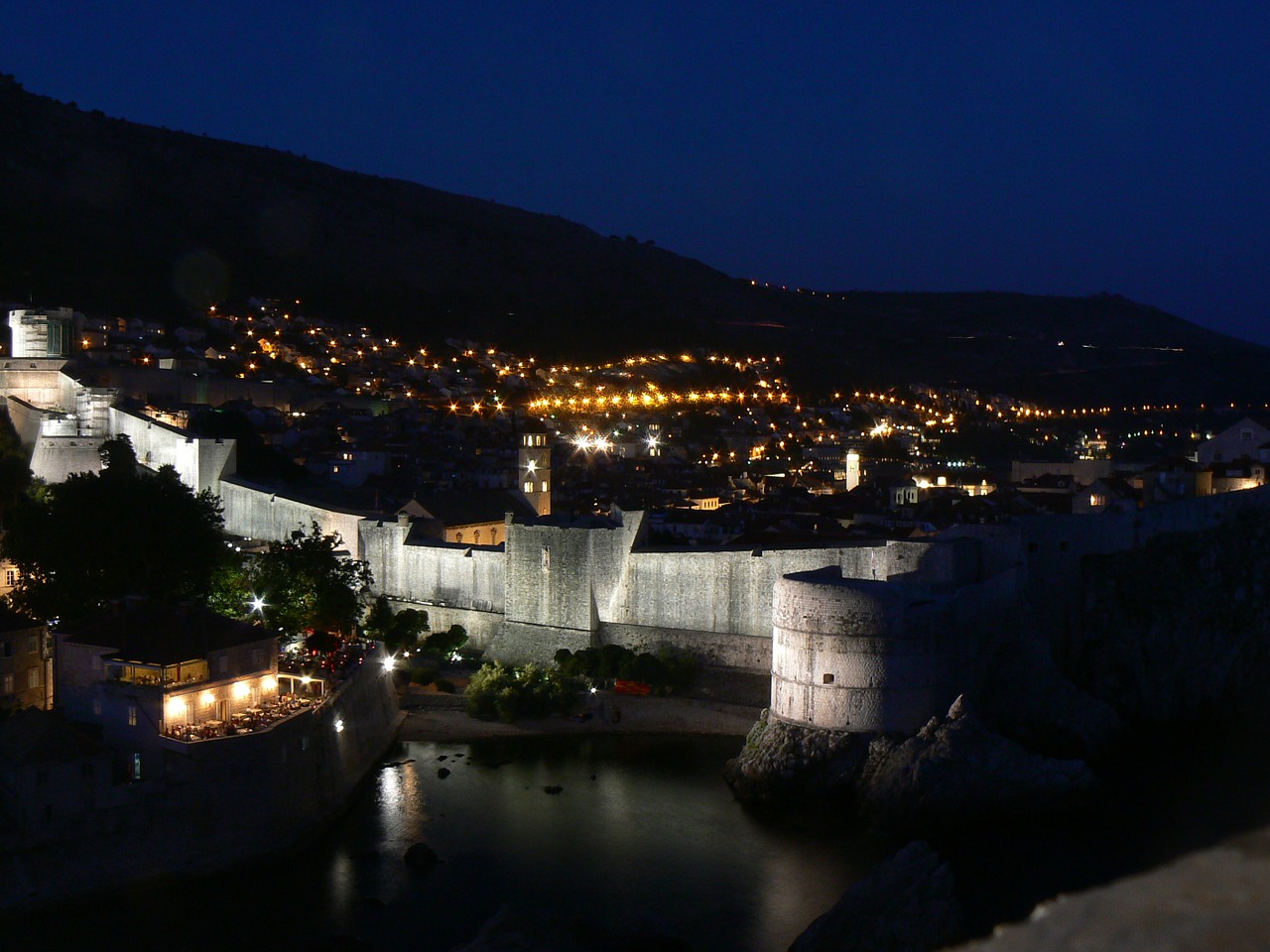 Dubrovnik, Naktis, Miesto Panorama, Žibintai, Senamiestis, Tvirtovė, Važiuoklės, Kroatija, Apšvietimas, Nemokamos Nuotraukos