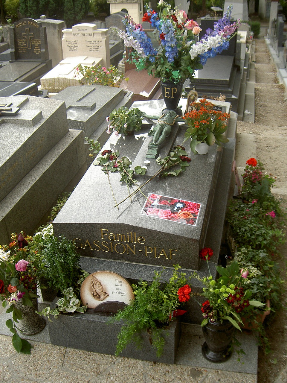 Edith Piaf, Kapas, Taika, Kapinės, Paminklas, Gėlės, Pripažinimą, Žvaigždė, Mirtis, Dainininkė