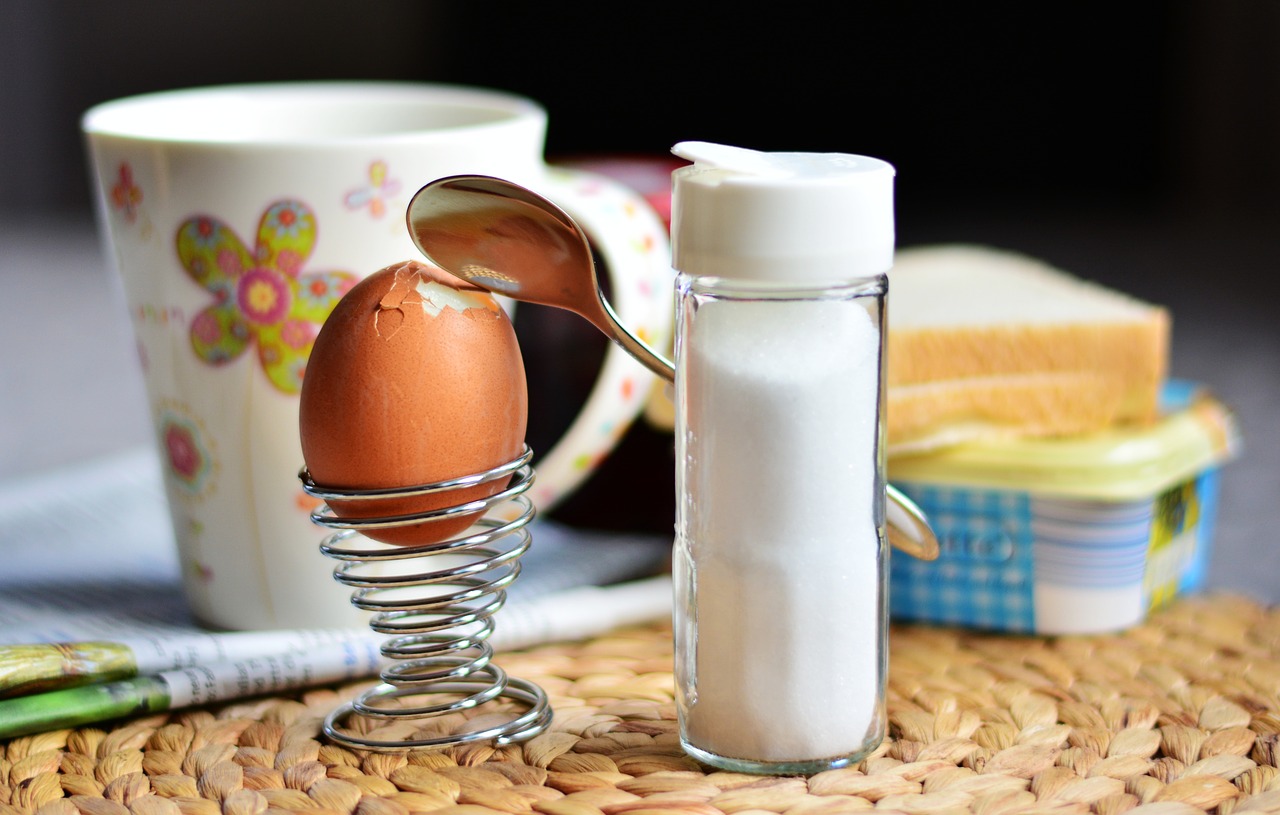Kiaušinis, Vištos Kiaušinis, Pusryčių Kiaušinis, Ankstyvas Vietos Nustatymas, Pusryčiauti, Druskinė, Druska, Kiaušinio Plekšnė, Vištienos Produktas, Rudas Kiaušinis