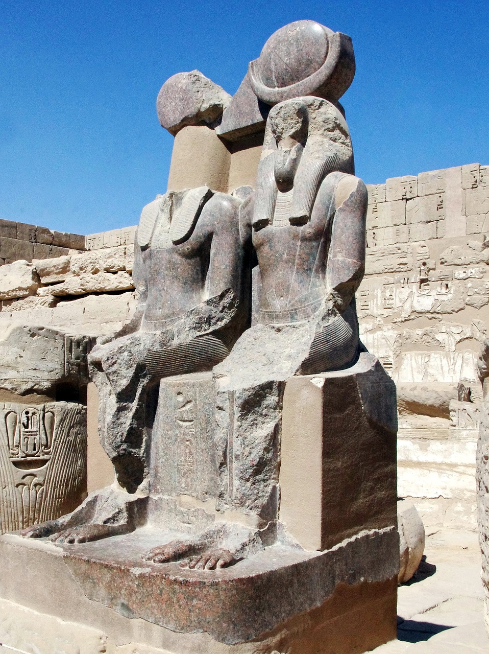 Egiptas,  Tėbai,  Medinet Habu-,  Šventykla,  Statulas,  Ramsès3,  Skulptūra,  Architektūra,  Religija,  Menas