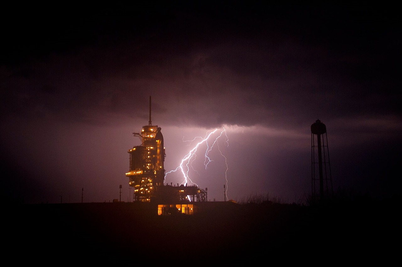 Stengtis Skraidyti,  Žaibas,  Cape Canaveral,  Erdvėlaivis,  Paleidimo Aikštelė,  Debesys,  Transporto Priemonė,  Paleisti,  Bokštas,  Vežimėlis