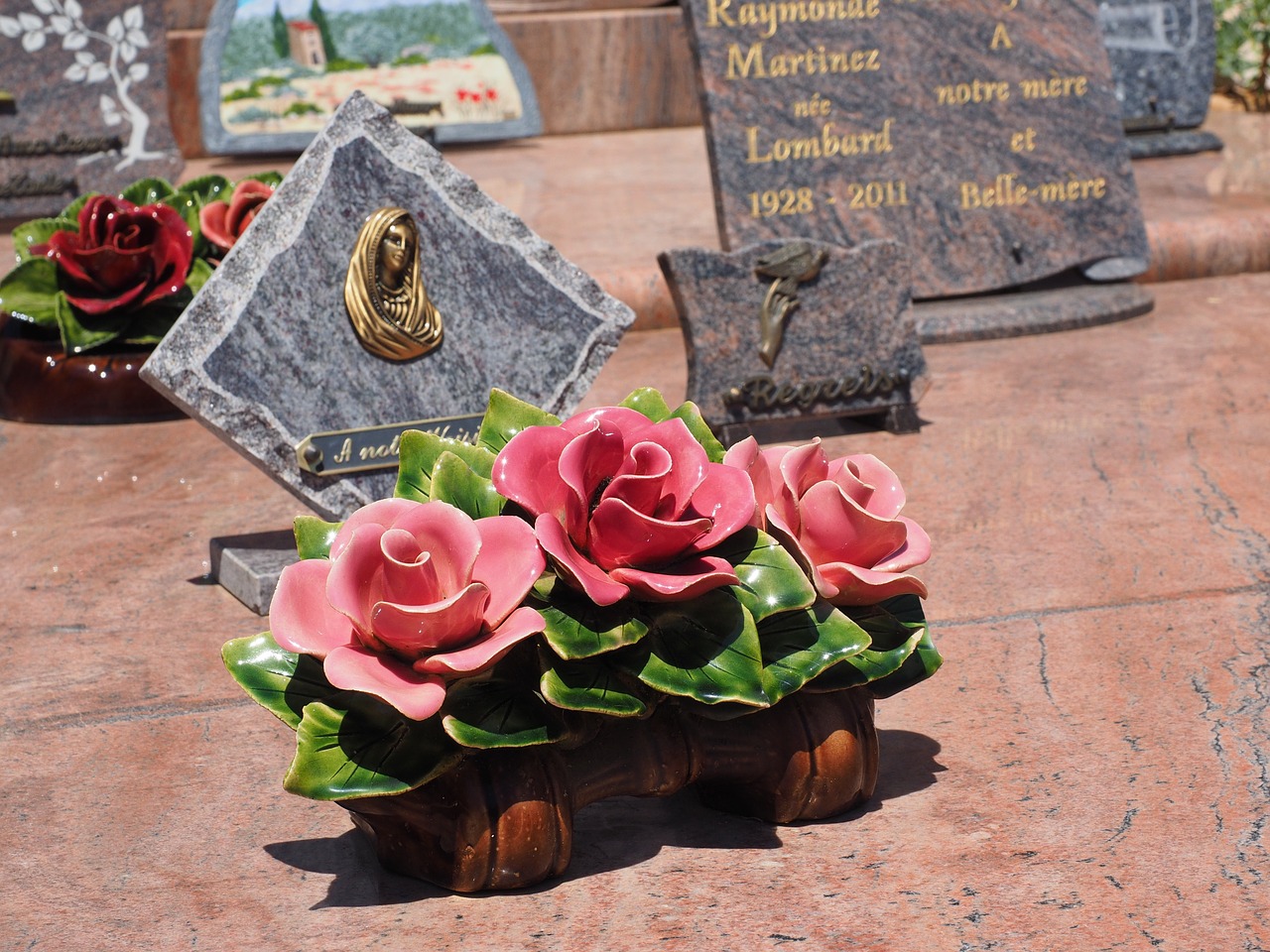 Šeimos Kapas, Memorialiniai Akmenys, Memorialinės Tabletės, Kapinės, Kapai, Kapinės, Senos Kapinės, Roussillon, Gėlių Dekoracijos, Papuošalai