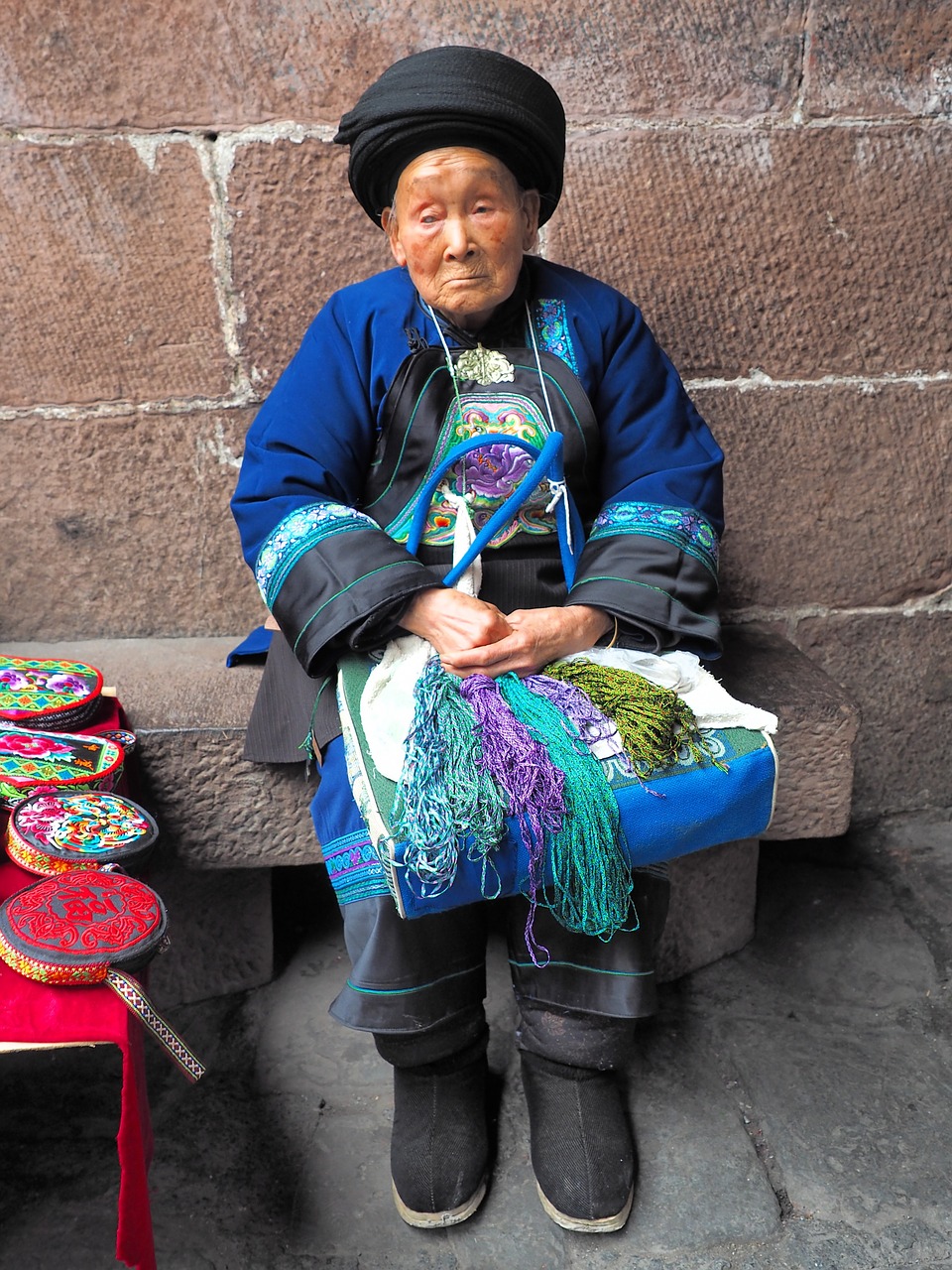 Fenghuang, Miao Močiutė, 90 Metų, Ao, Kinija, Tradiciniai Drabužiai, Pardavėjas, Lauke, Nemokamos Nuotraukos,  Nemokama Licenzija