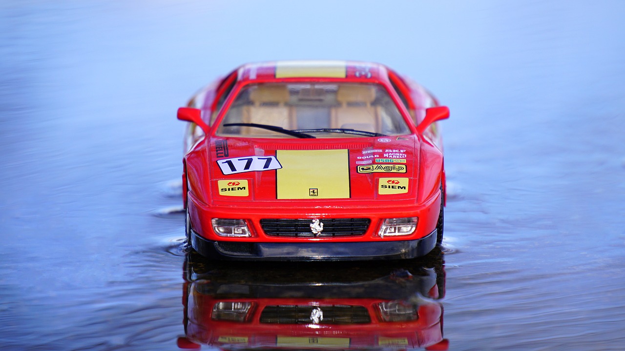 Ferrari, Miniatiūrinė, Modelis Automobilis, Raudona, Sportinė Mašina, Žaislinė Mašina, Vanduo, Nemokamos Nuotraukos,  Nemokama Licenzija