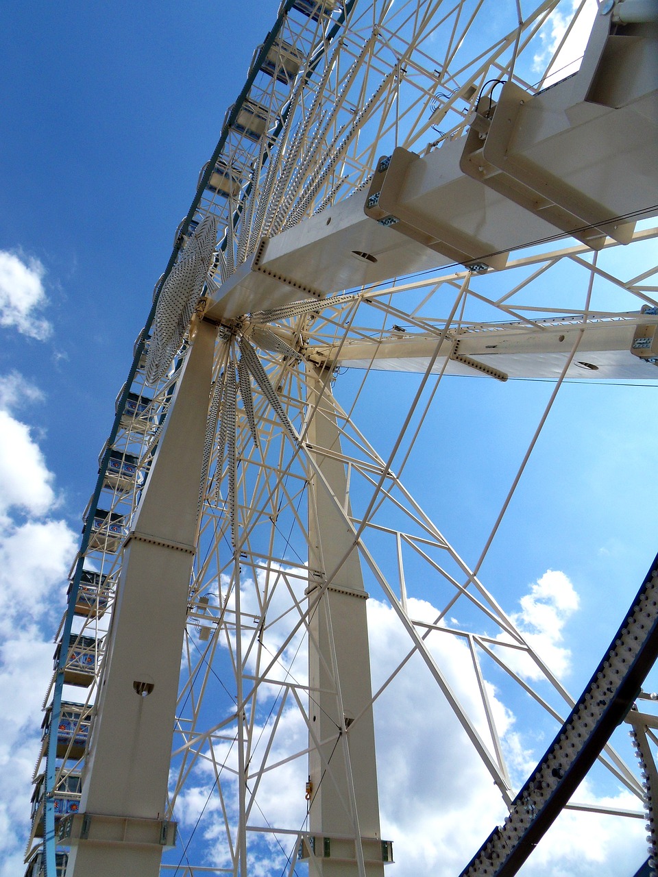 Ferris Ratas, Pramogų Parkas, Laisvalaikis, Parkas, Pritraukimas, Manege, Nacelle, Aukštis, Mėlynas Dangus, Patrauklus
