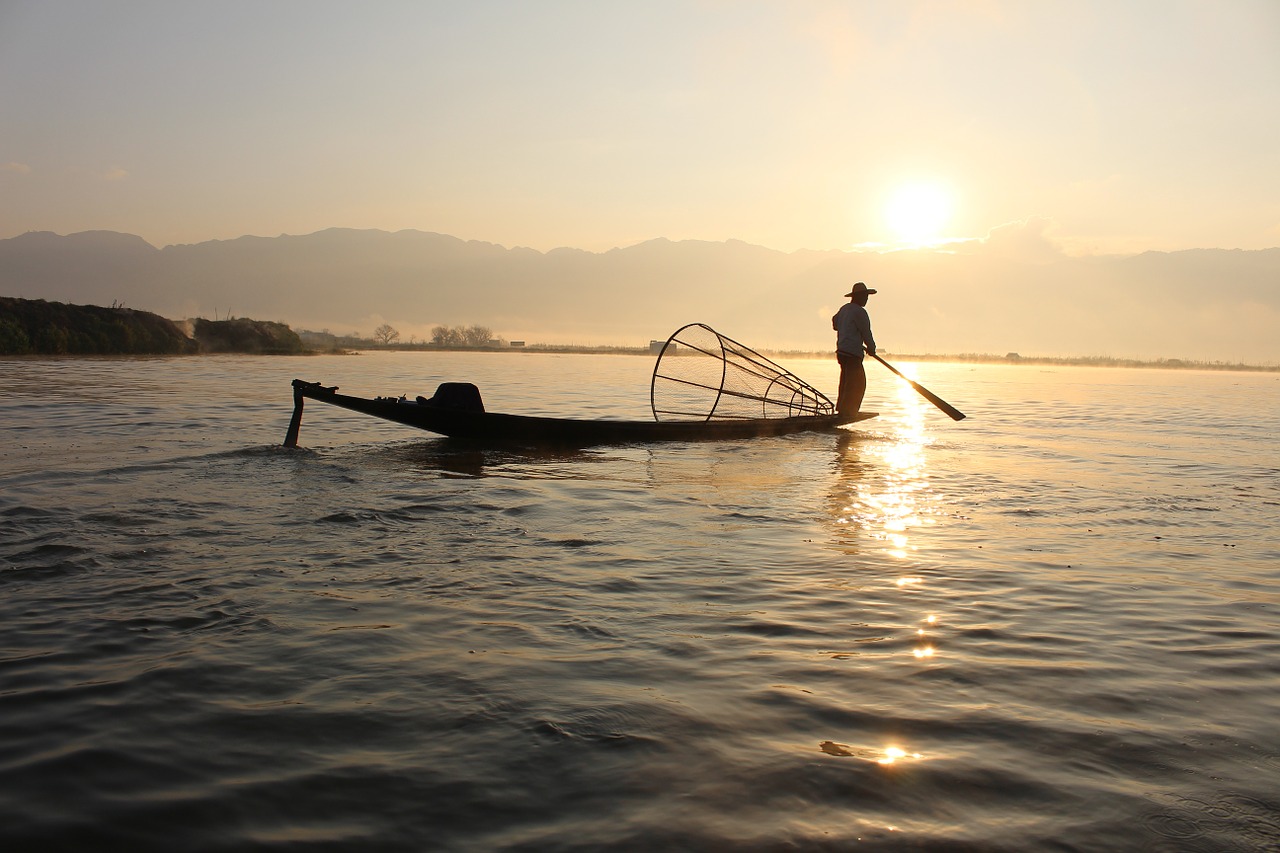 Žvejys, Valtis, Inle Ežeras, Mianmaras, Burma, Vanduo, Žvejyba, Saulėtekis, Žvejybos Laivas, Saulės Šviesa