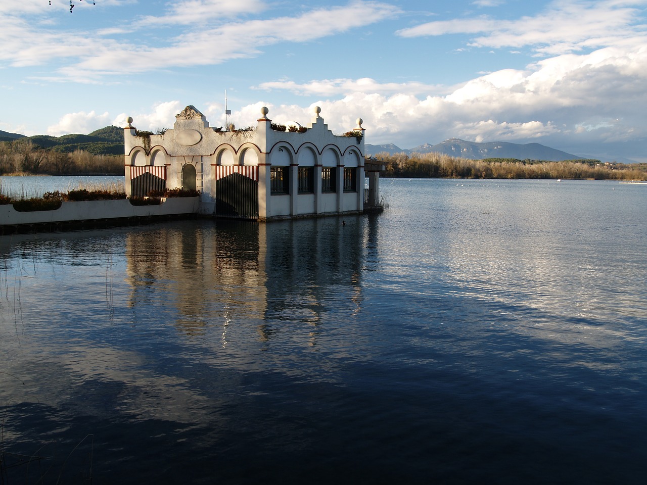 Butas, Ežeras, Vanduo, Mėlynas, Ispanija, Europa, Banyoles, Namas, Atspindys, Namai