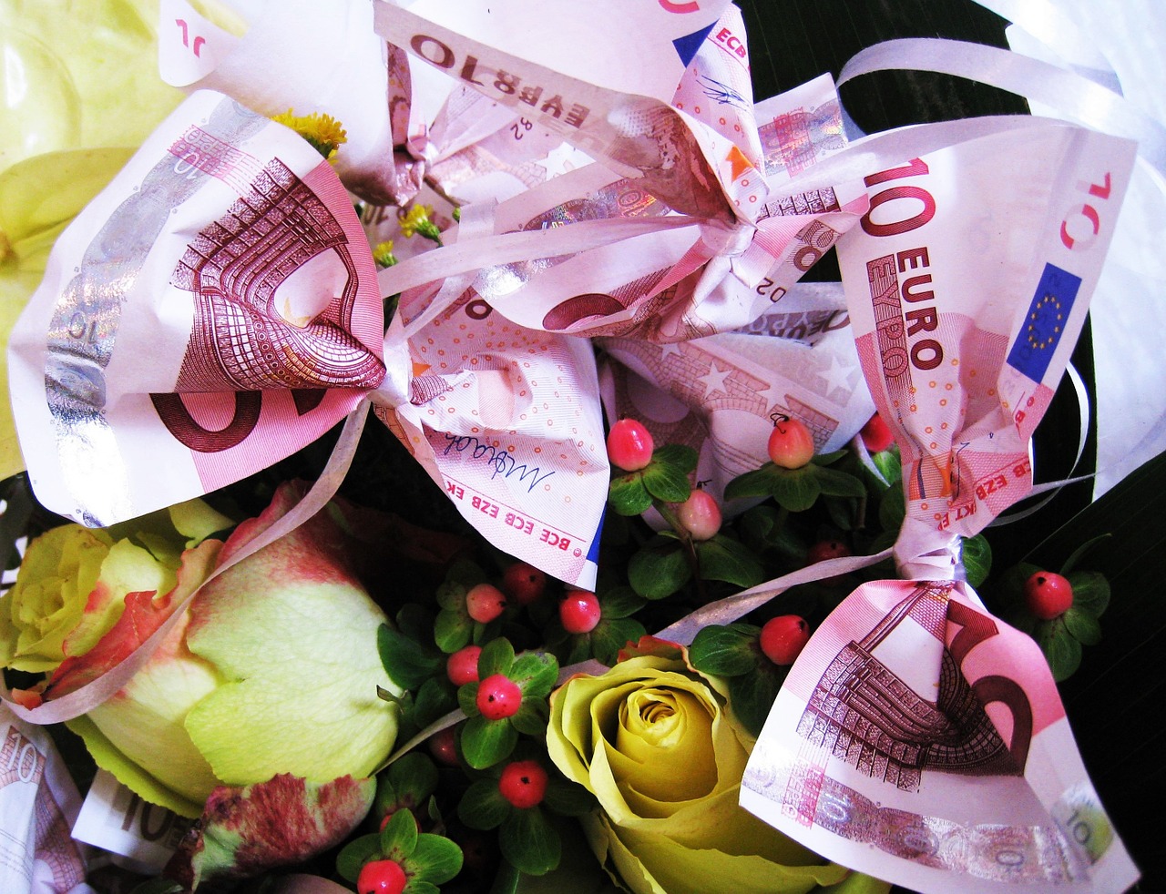 Gėlės Ir Žiedai, Seni 10 Eurų Bilietai, Banknotai, Puokštė, Gimtadienio Puokštė, Dovanos, Gėlės, Rožės, Rožių Puokštė, Baltos Rožės