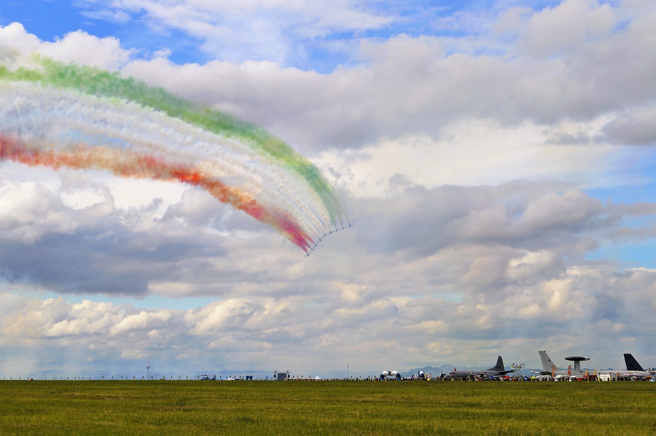 Flugshow, Karinis Orlaivis, Orlaivis, Naikintuvas, Viršgarsinis Greitis, Skristi, Debesys, Debesuota Dangaus, Italy, Vėliava