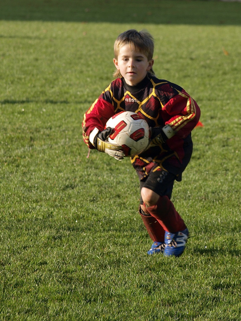 Futbolas, Vaikas, Laikytojas, Futbolininkas, Berniukas, Futbolas, Rutulys, Sportas, Nemokamos Nuotraukos,  Nemokama Licenzija