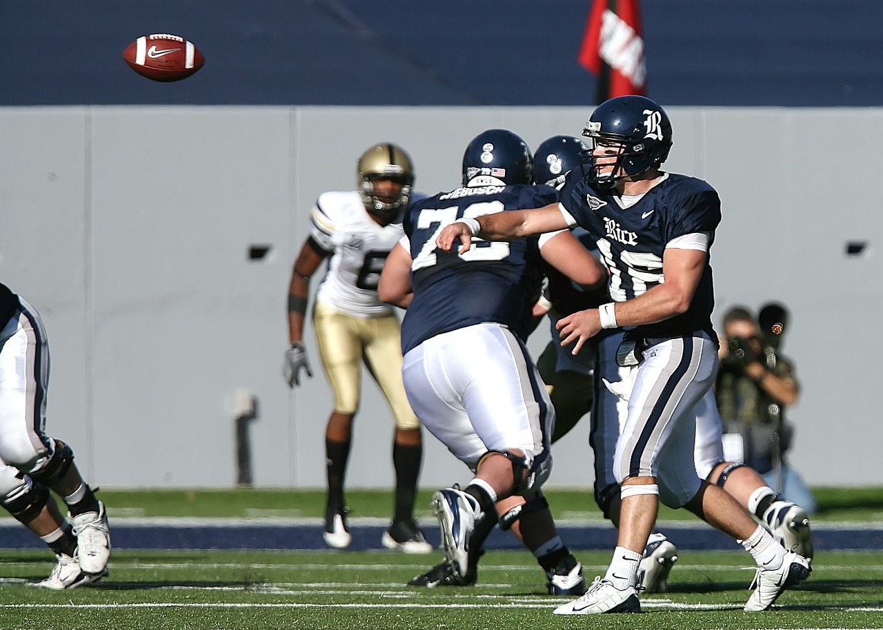 Futbolas, Amerikietiškas Futbolas, Sportas, Rutulys, Žaidimas, Žaisti, Amerikietiškas Futbolas, Kiaulytė, Quarterback, Mesti