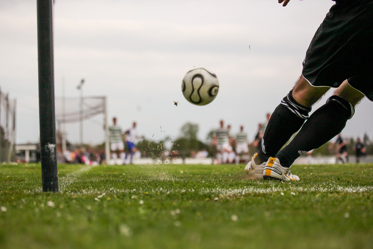 Futbolas, Rutulys, Sportas, Įmušti Įvartį, Kampas, Lauke, Juoda, Žalias, Kicker, Žaisti