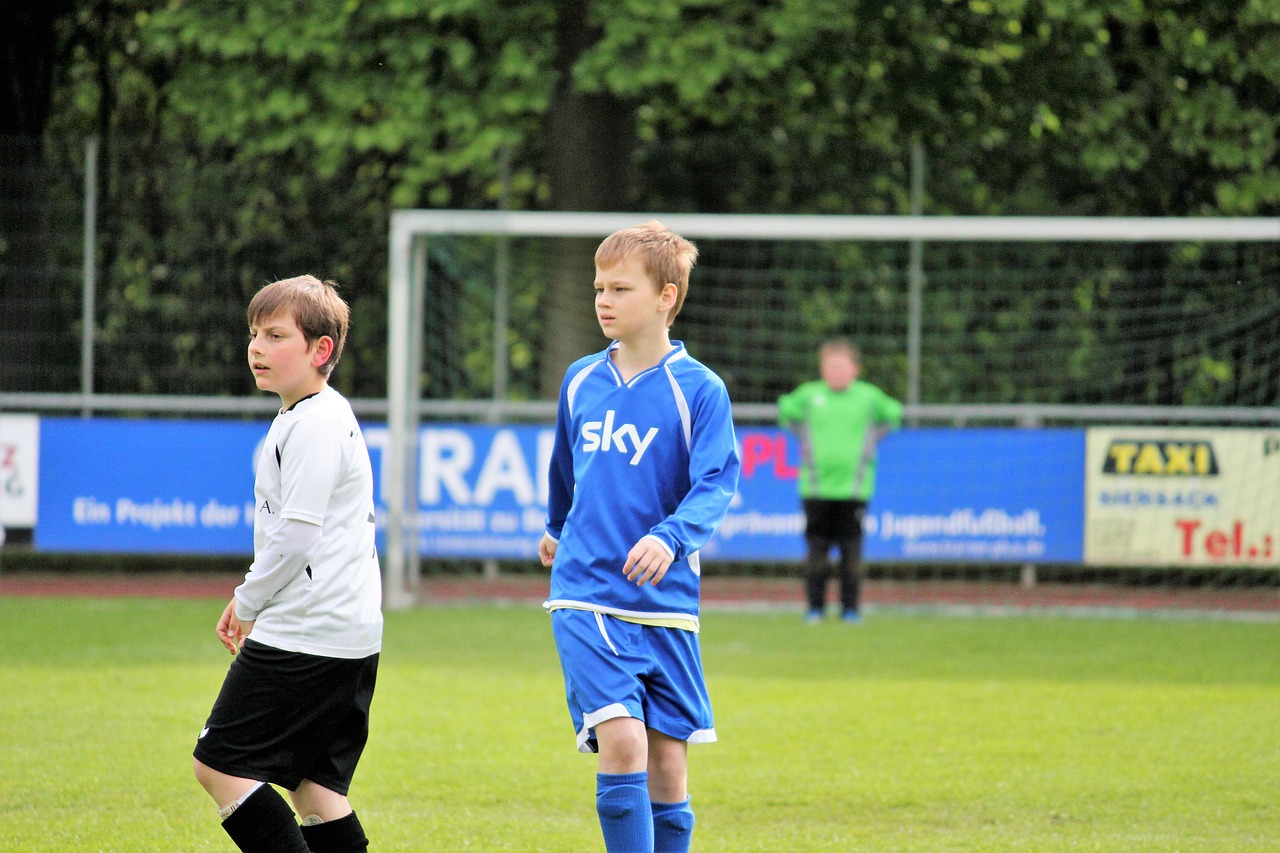 Futbolas, Žaisti, Skubėti, Futbolo Aikštė, Futbolininkas, Pieva, Sportas, Žaidimo Laukai, Futbolo Rungtynės, Varzybos