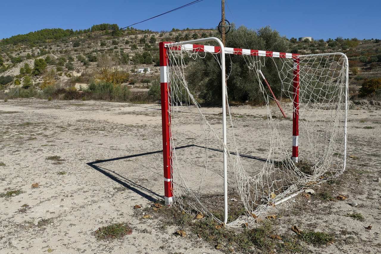 Futbolas, Tikslas, Sportas, Žaisti, Tiesiog, Sunaikintas, Suplyšusi, Apleistas, Žaidimo Laukai, Poilsis