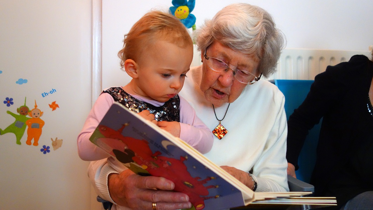 Skaityti, Močiutė, Anūkas, Vaikas, Knyga, Skaityti, Mergaitė, Kalbos Raida, Knygos, Atsargiai