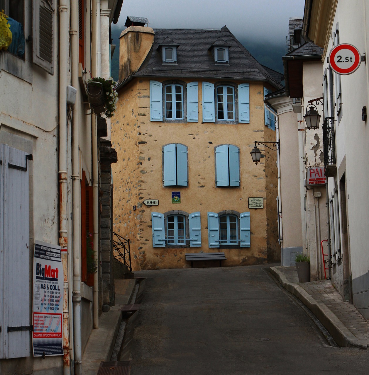 France,  Gatvė,  Gatvė Europoje,  Mėlynos Langinės,  Luz Saint Sauveur,  Langinės,  Prancūzų Namas,  Butas,  Prancūzų Butas,  Namai Prancūzijoje