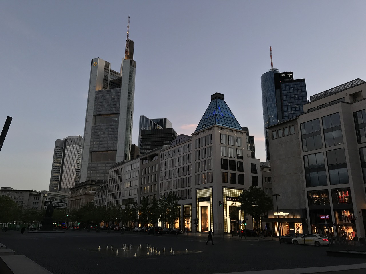 Frankfurtas, Miestas, Dangoraižis, Panorama, Finansinis Rajonas, Vakaras, Vokietija, Rhein-Main, Miesto Centras, Commerzbank